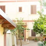 Typical Sicilian House With Garden In The Historic Center Hébergement de vacances *